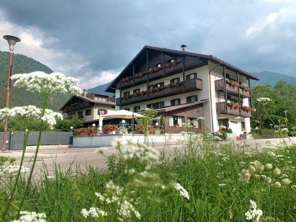 Hotel Ferrari Pinzolo Exteriör bild