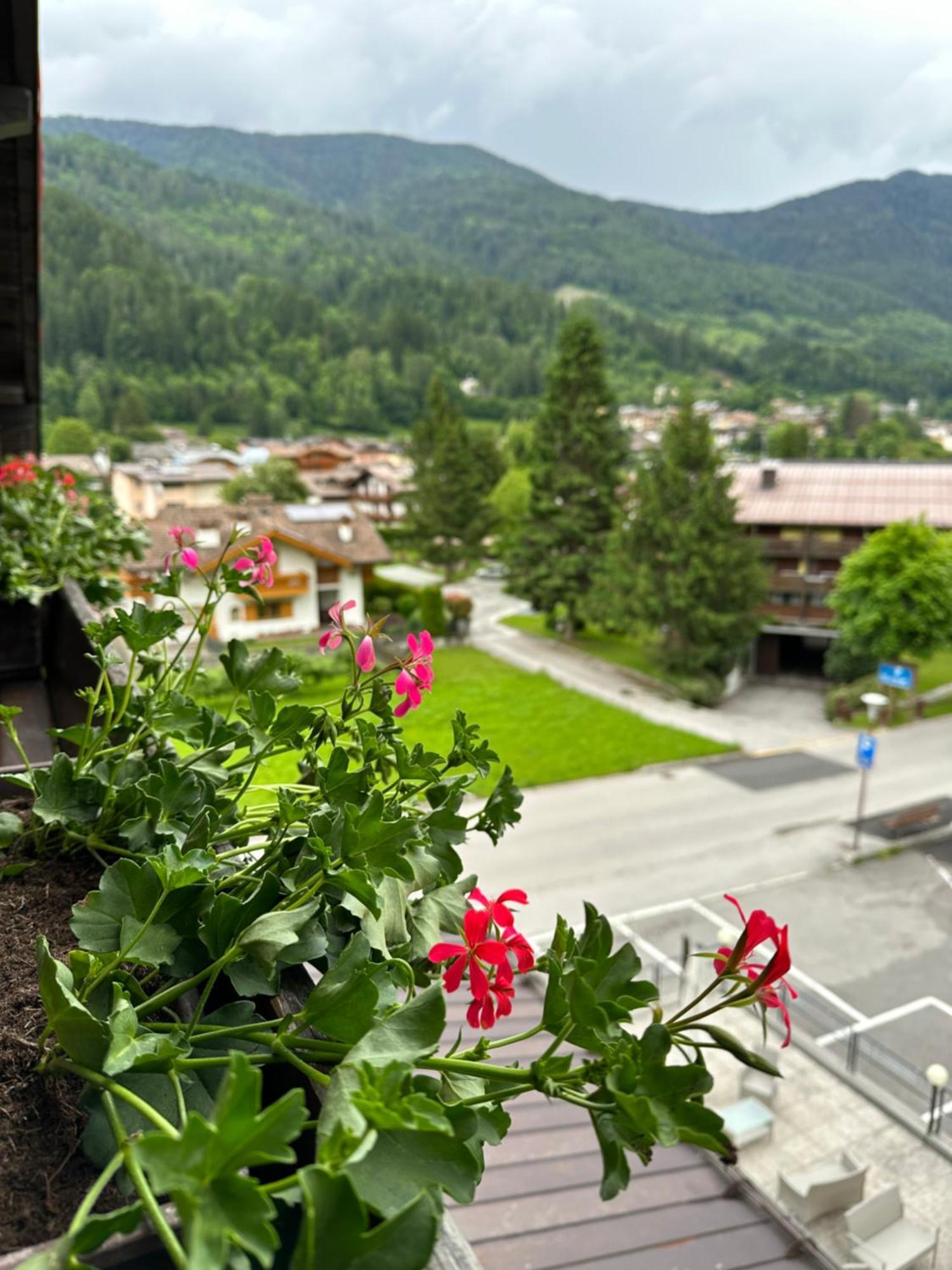 Hotel Ferrari Pinzolo Exteriör bild