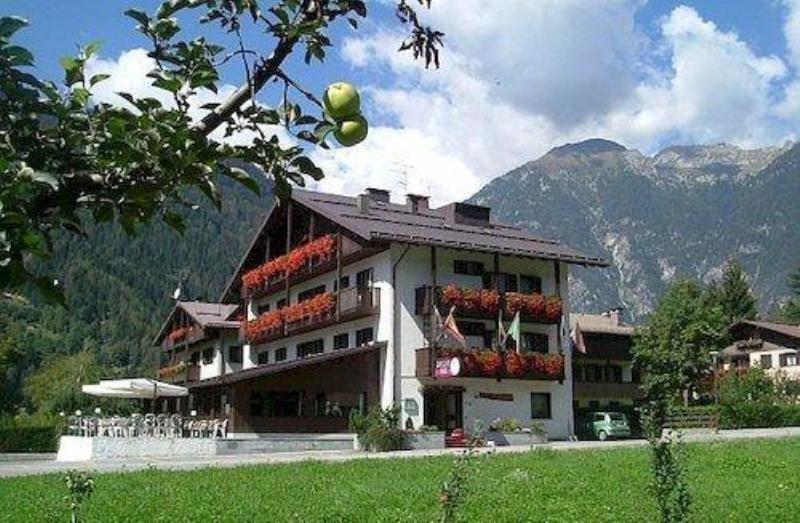 Hotel Ferrari Pinzolo Exteriör bild